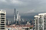 Blick über den scheinbar leeren Distrikt Lujiazui in Shanghai unter düsteren Wolken