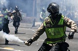 La piel de Venezuela arde con los gases lacrimógenos