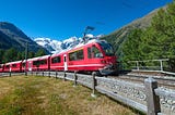 Train voyageant à travers les montagnes