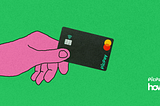 Ilustração de uma mão na cor rosa com contorno preto segurando um cartão do PicPay de verdade saindo do lado esquerdo. No canto inferior direito, logo da how bootcamps e do picpay