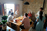 desayuno con varios amigos que visitan nuestra casa en Villegar, Cantabria