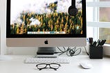 turned-on-silver-imac-with-might-mouse-and-keyboard