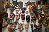 Ojos en la pared de una colección mexicana
