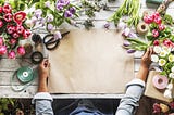 Uma folha de papel em branco cercada de flores bonitas