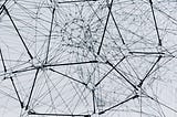 Ein Netzwerk aus Metallseilen und Verbindungspunkten. Ein Symbol für eine Netzwerkorganisation.