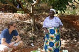 Patrick Knodel in Kenia — Szenerie in der Natur mit einer Dorfbewohnerin