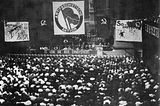 Imagem panorâmica de uma conferência do movimento político alemão Ação Antifascista em 1932.