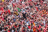 photo by Ricardo Stuckert shows Lula smiling and being carried by the people