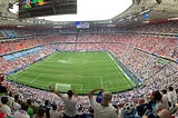 Fotografija nabito polnega stadiona Alianz Arena v Münchnu na tekmi EURO 2024, ko sta se pomerili reprezentanci Slovenije in Srbije. Izid je bil neodločen.