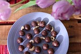 Healthy snacks: Sesame & cocoa Cashew balls
