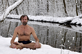 Cómo llevar a cabo la técnica de respiración de Wim Hof (Iceman)