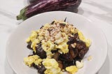 Nouilles de riz noir aux aubergines et œufs brouillés