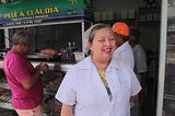 A rotina de Cláudia Santos, 47 anos, começa às 4 da manhã, comprando peixes na beira da praia.