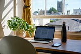 #pracegover Na imagem está um notebook sobre uma mesa, representando um ambiente de trabalho em casa.