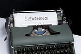 Foglio di carta con la parola E-LEARNING che esce da una vecchia macchina da scrivere