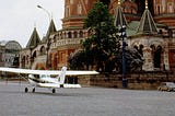 Kızıl Meydan’da bir uçak
