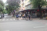 Korsitë e biçikletave një urgjencë në të gjitha rrugët kryesore të Tiranës; në të majtë , në të…
