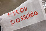 Parangolé de Helio Oiticica com a frase “estou possuído”.