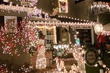 Улицы рождественских огоньков или как американцы украшают свои дома к Рождеству ✨
