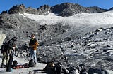 Op ijzeren klauwen over gletsjerijs in de Savoie
