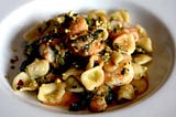 Orecchiette fresche al pesto di zucchine pistacchi, gamberi e salsa di ricci