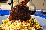 Stinco de cordeiro braseado em vinho tinto