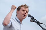 Reino Unido // Owen Jones responsabiliza extrema-direita por “ataque político premeditado”