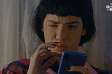 ¡Noemí, suelta el teléfono!