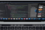 Macbook Pro com Touchbar, com projeto do xcode aberto, nele é possível ver um codigo no centro da tela, e um simulador do iPhone 10, rodando um app com imagens de planetas