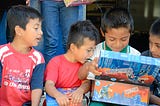 Iniciando la entrega de zapatos a los niños y niñas de la Sierra Madre de Chiapas