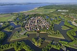 https://nieuwehollandsewaterlinie.nl/route/rondwandeling-naarden-vesting-5-km/luchtfoto-vesting-naarden-2/