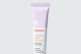 How a blog turned into a $12 chapstick that everybody wants — How Glossier grew their Competitive…