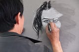 Retratista pintando un rostro de mujer, fotografía de Samuel Castro, obtenida de Unsplash.