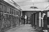 ENIAC — Electronic Numerical Integrator and Computer. O primeiro computador programável, eletrônico, de propósitos gerais e digital.