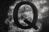 QAnon sta scomparendo dalle visualizzazioni online, il ricercato che minaccia i virologi, il…