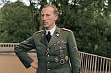 Prag Kasabı Reinhard Heydrich Yahudi Soykırımı’nın planlayıcılarından olan bir Nazi subayı. Yaptığı tekliflerle Hitler’e bile “O kadar da olmaz” dedirten işkence ve şantaj uzmanı: General Reinhard Heydrich