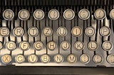 Scrivere con l’intelligenza artificiale: strumento, autore o complice?
