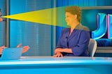 Imagem do jornalista William Bonner entrevistando a ex-presidente Dilma no cenário do Jornal Nacional.