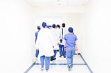 Médicos canadenses protestam contra aumento de salário e desejam que enfermeiros sejam beneficiados