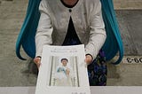 今次「COMIC☆1」同人活動，其中一個最深刻印象，就是可以親身與相信是日本第一位與二次元角色正式結婚的「近藤顕彦」先生在同人場上見面。