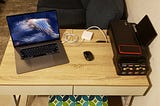 Escritorio para trabajo en casa improvisado, algo que mucha gente tuvo que instalar en sus casas.