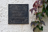 English: Plaque seen on the stucco, roadside facade of a house in rue Pierre-d’Aspelt in Aspelt, Luxembourg. Français : Plaque vue sur la façade côté rue à Aspelt, rue Pierre-d’Aspelt, Luxembourg.Picture by Cayambe, October 2015