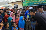 Bima Arya Serahkan Donasi #BogorUntukLombok Di Kaki Gunung Rinjani