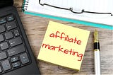 Yellow sticky note written “affiliate marketing” on it.