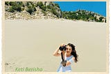 Keti Berisha am Strand