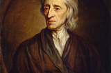 Retrato do John Locke, um senhor com longos cabelos brancos trajando uma camiseta branca e um sobretudo marrom.