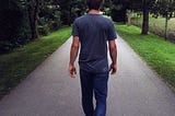 What it means when a person walks looking at the ground, according to psychology