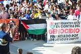 Desde la escalinata juventud cubana alza su voz por Palestina