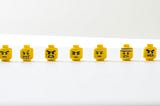 figurines jaunes qui décrivent les émotions