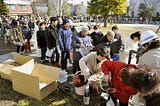 ภาพคนญี่ปุ่นเข้าแถวเพื่อรับของยามเกิดภัยพิบัติ
